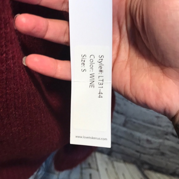 Love token sweater with fur cuffs - Picture 7 of 9